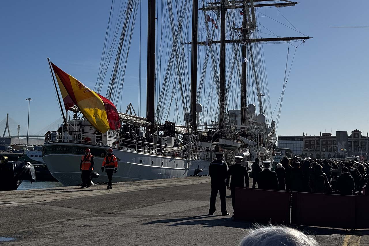 El buque escuela Juan Sebastián Elcano antes de partir desde Cádiz