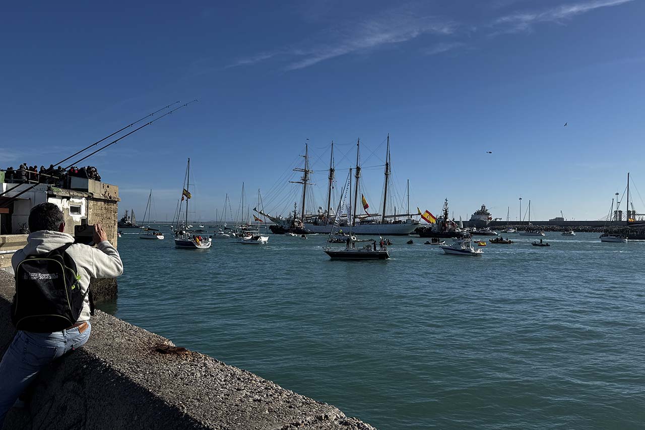 El buque escuela Juan Sebastián Elcano antes de partir desde Cádiz