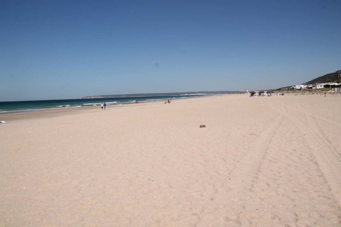 Las playas de la costa de Cádiz se hacen grandes